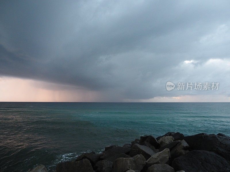 暴风雨日出海和天空在不伦瑞克头瑞克墙