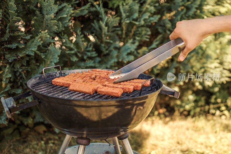 用煤在烧烤架上烤肉