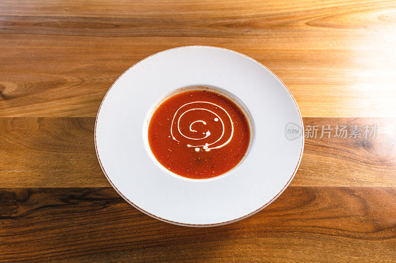 木桌上放着番茄汤