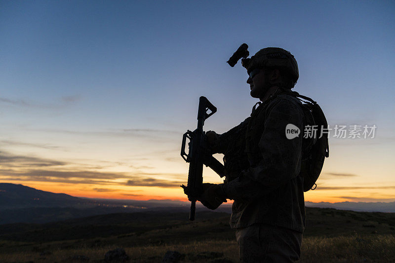 夕阳下士兵的剪影