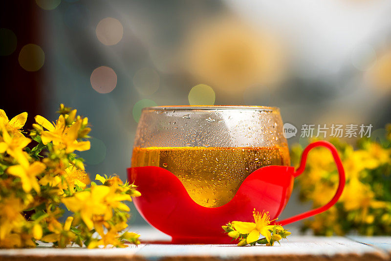 圣约翰草花茶在玻璃杯中的特写