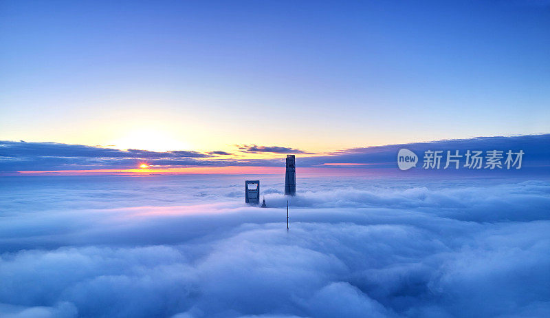 中国厚云上的上海天际线鸟瞰图
