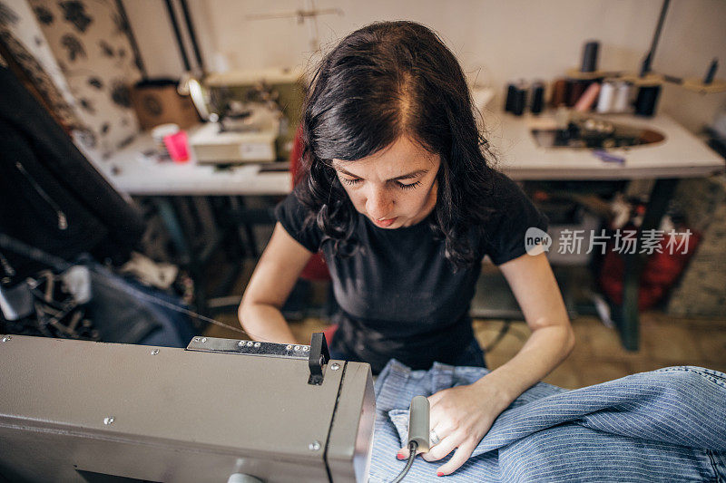 在裁缝车间缝纫机上工作的妇女
