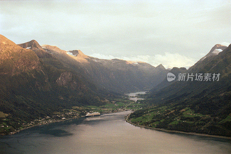 挪威冰川融化进入峡湾的风景