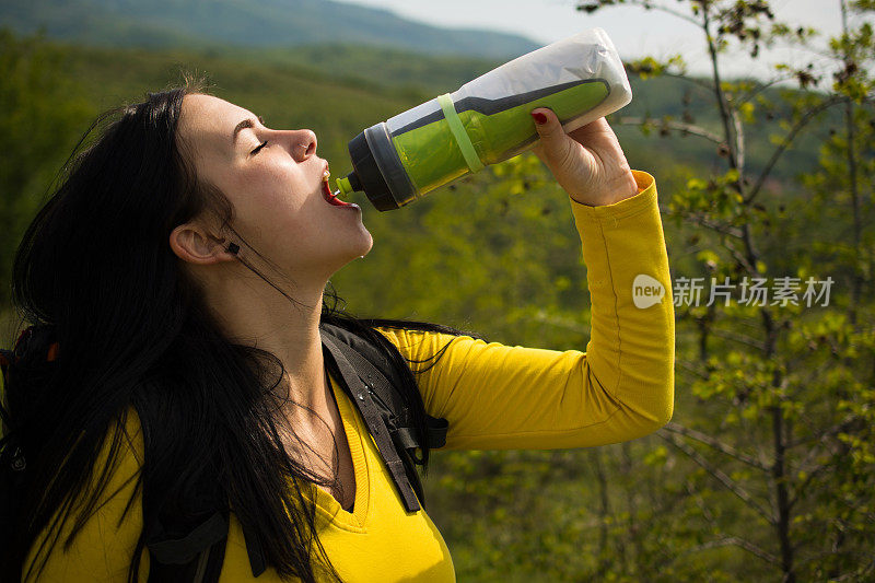 在黄色的徒步旅行