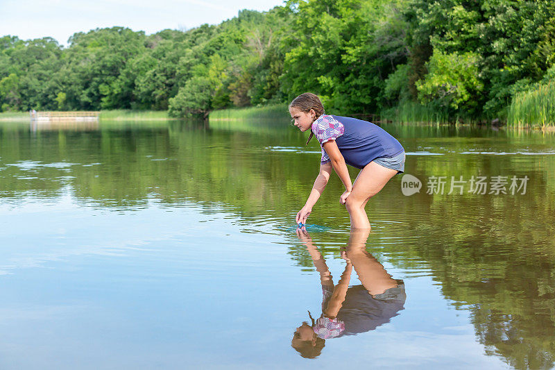 夏天，小女孩在湖里玩水