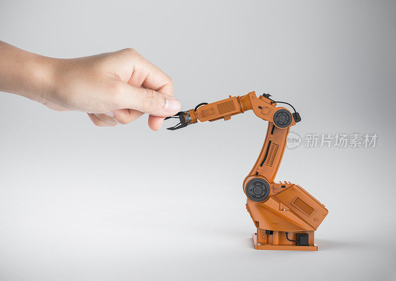 人的手和机器人的手臂握手