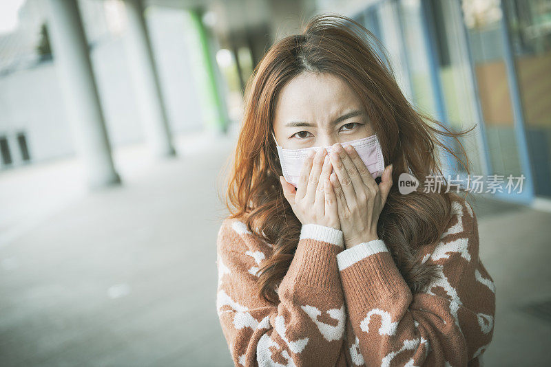 在户外戴口罩的亚洲妇女