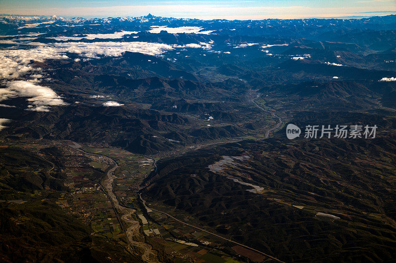 欧洲阿尔卑斯山和山麓蔚蓝海岸晨景