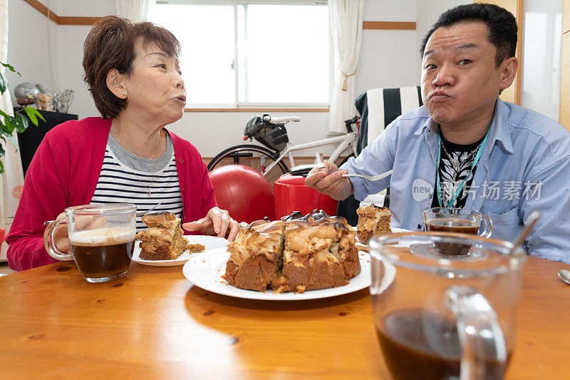 妈妈和儿子在吃家里做的蛋糕