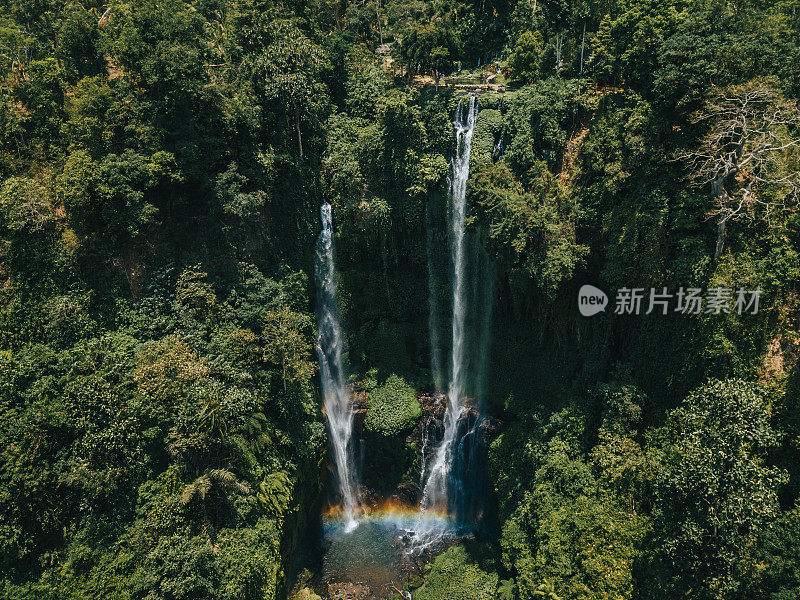 从上面俯瞰巴厘岛最令人惊叹的瀑布之一的美丽景色