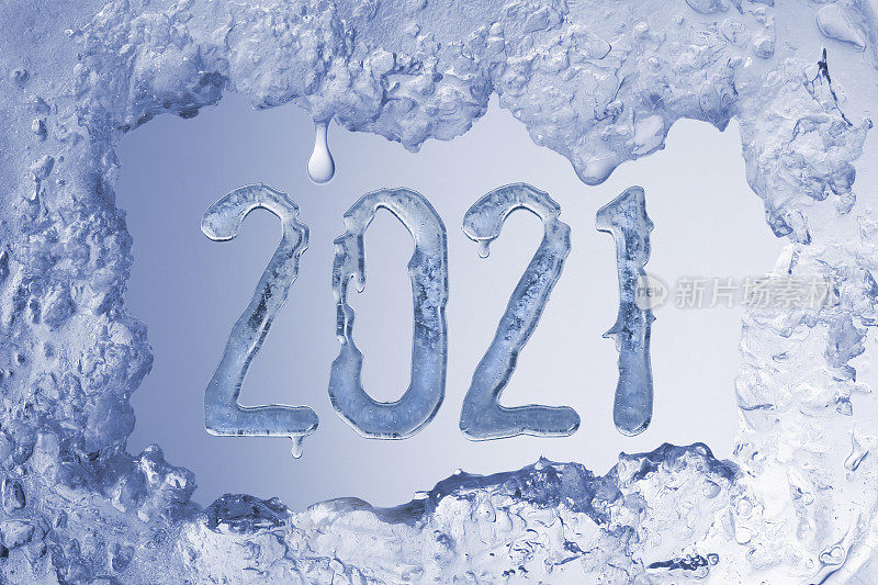 在蓝冰和水滴的框架下的2021年新年