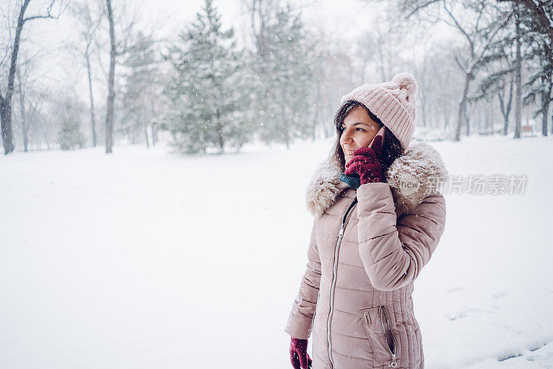 一个女人在雪地里打电话