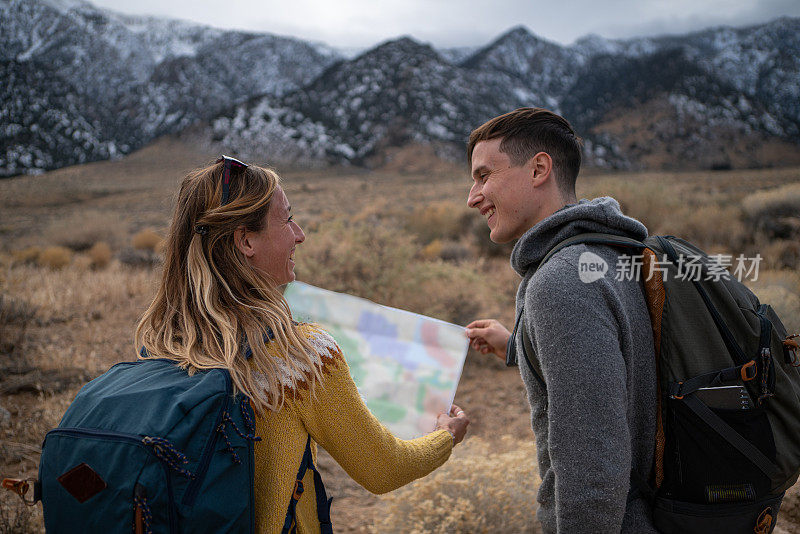 一对夫妇在检查徒步旅行地图