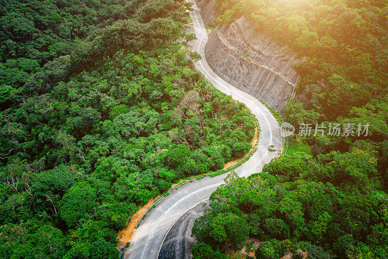 鸟瞰图的乡村道路在绿色的夏季森林。香港的乡郊景观