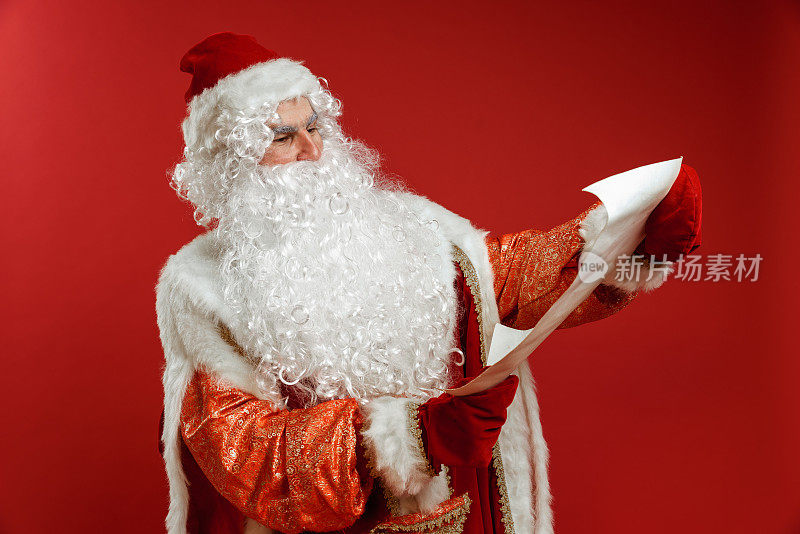 圣诞老人打开一幅古老的卷轴，惊讶地读着上面的文字