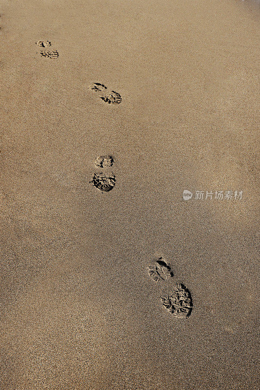 海边沙滩上的鞋印