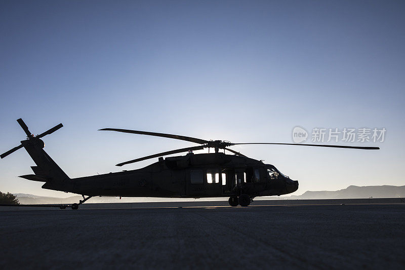 日落时的UH-60军用直升机