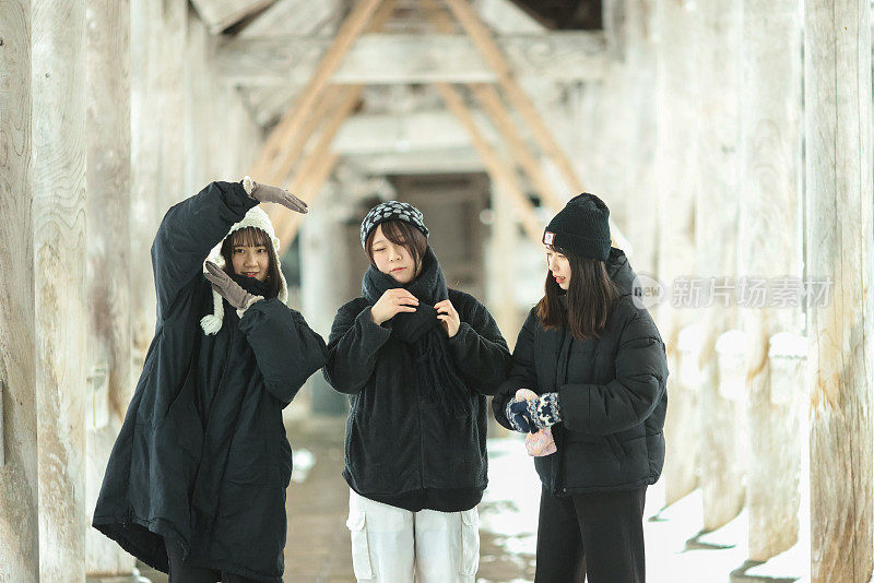 年轻女子在寺庙走廊上玩耍