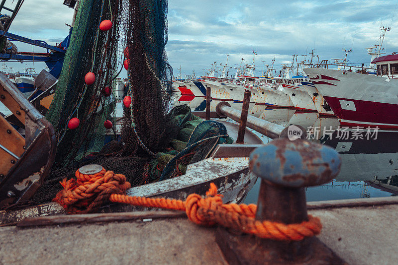 地中海渔业:港口的拖网渔船