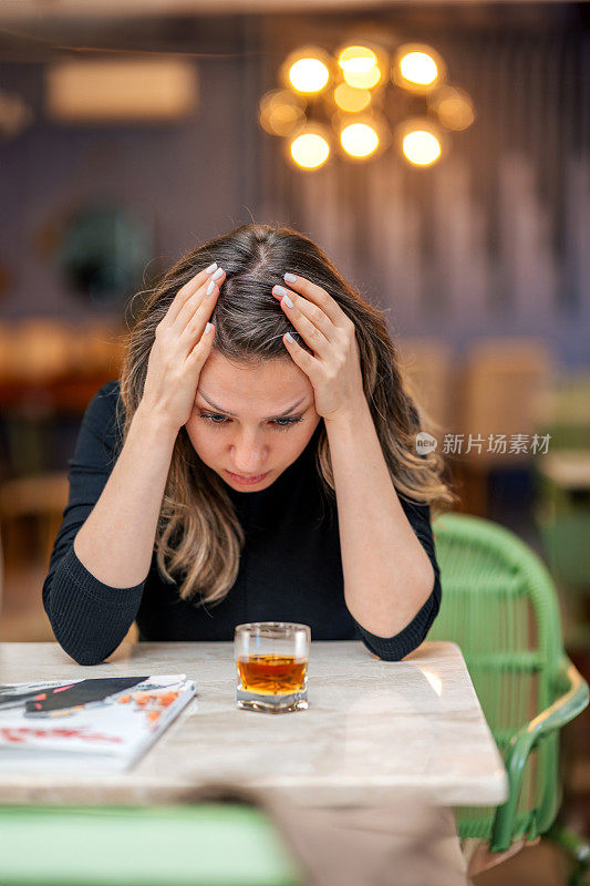 抑郁的女人通过喝酒来思考