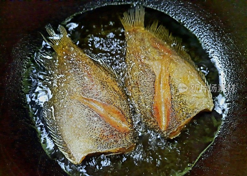 油煎蛇皮-鲫鱼食品制作。