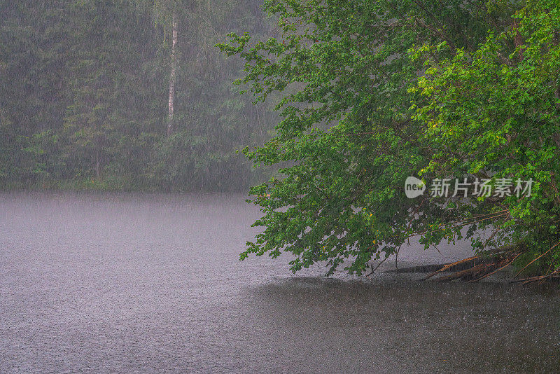 大雨中湖面