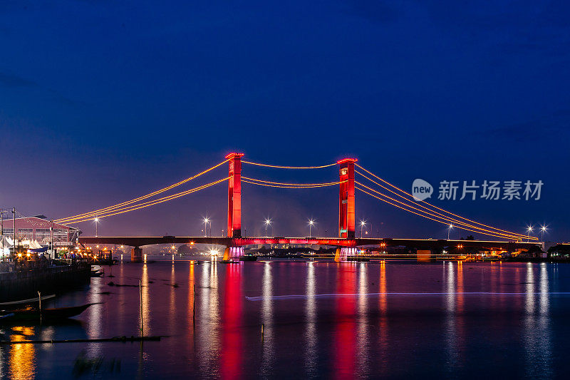 南苏门答腊岛夜间蓝时前，巨港市的标志桥——木西河上的Ampera桥