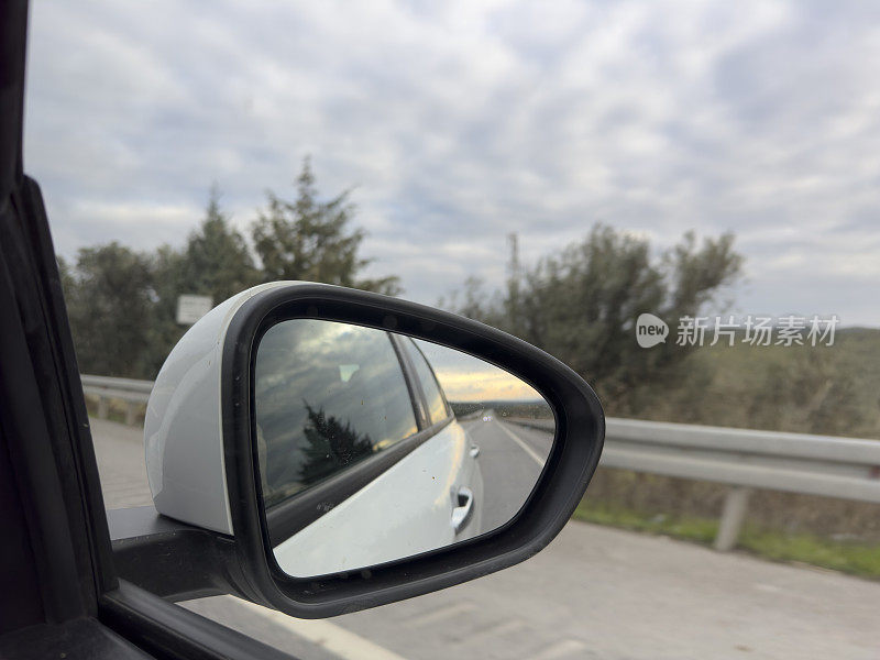 在高速公路上开车。从镜子反射的道路。没有人。