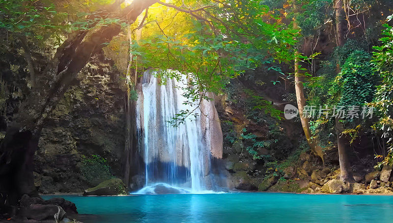 美丽的瀑布在热带丛林森林与大绿树和翡翠湖的前景。