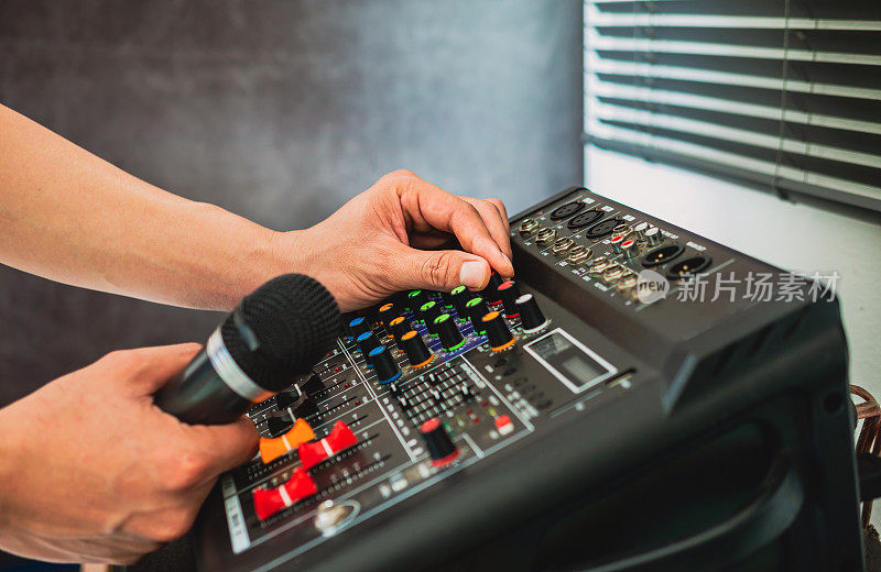 录音师在录音室、广播室、混音室中进行调音控制。专业的音频混音控制台，按钮，滑动器和滑块。声音检查。