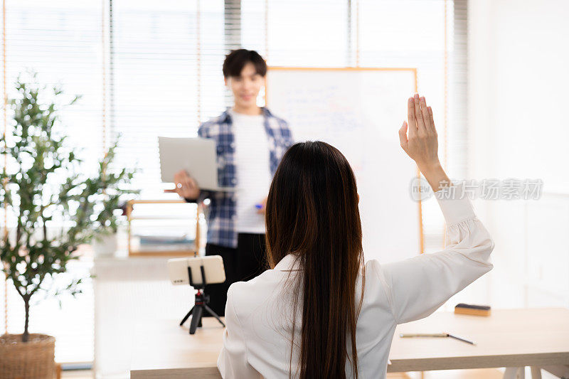 商务人士在家庭办公室向合作伙伴介绍新项目。一个年轻的商人在会议室里做报告。