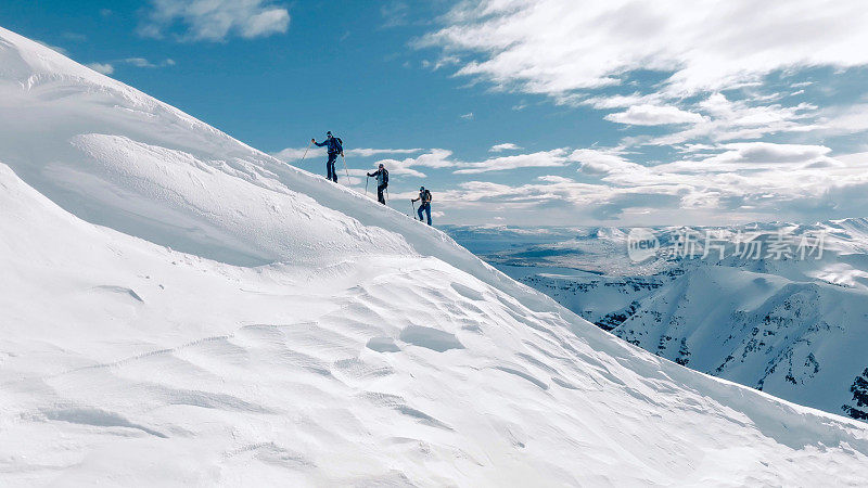 冰岛，滑雪登山的男人