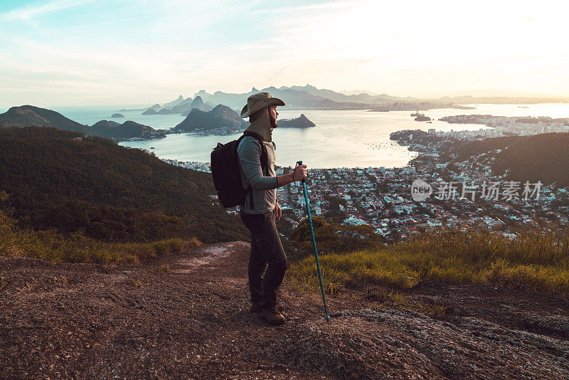 英俊的年轻人徒步旅行