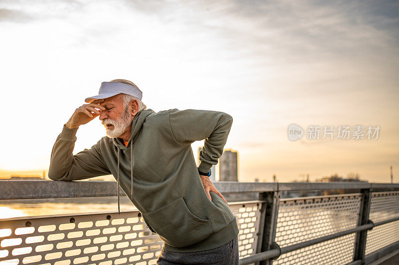 资深运动员在跑步时面临背部疼痛