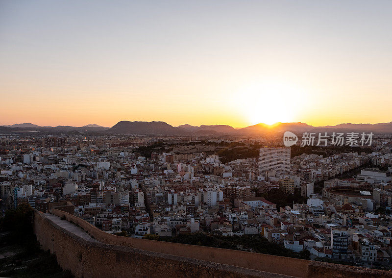 西班牙的阿利坎特在夕阳的余晖中，黄昏的暮色中。全景。