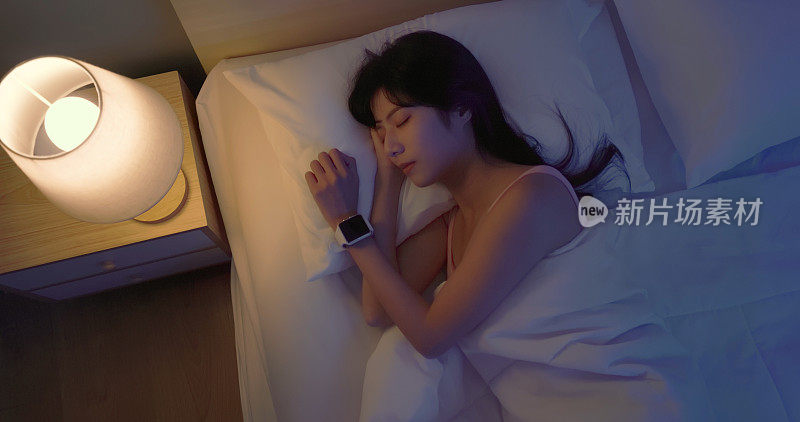 亚洲女人带着智能手表睡觉