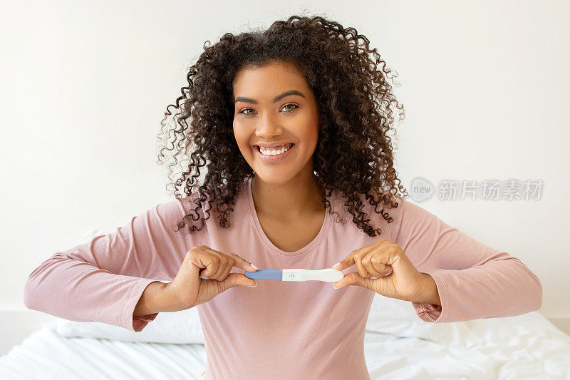 美丽的黑人女性怀孕测试呈阳性