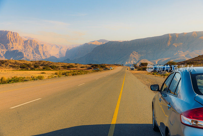 在阿曼公路之旅期间，在风景秀丽的山路停站