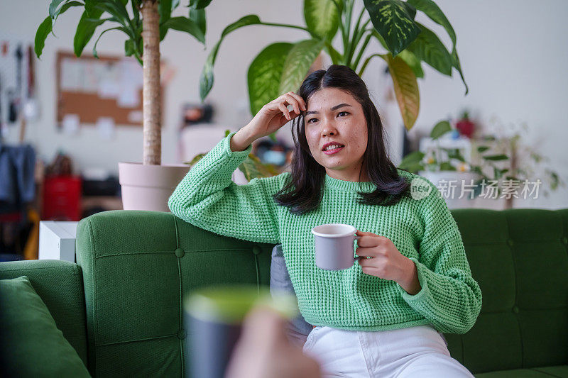 一个女人在家里和朋友喝咖啡的一系列日常生活的一部分。