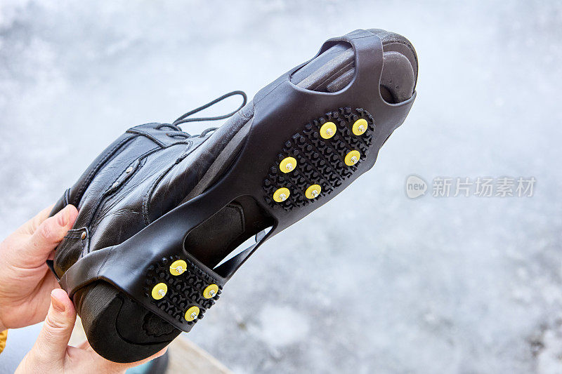 防滑铆钉胶鞋穿在鞋底，以防止打滑和提供更好的牵引力。