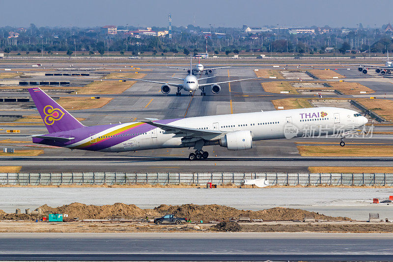泰国曼谷素万那普机场的泰国航空公司波音777-300ER飞机
