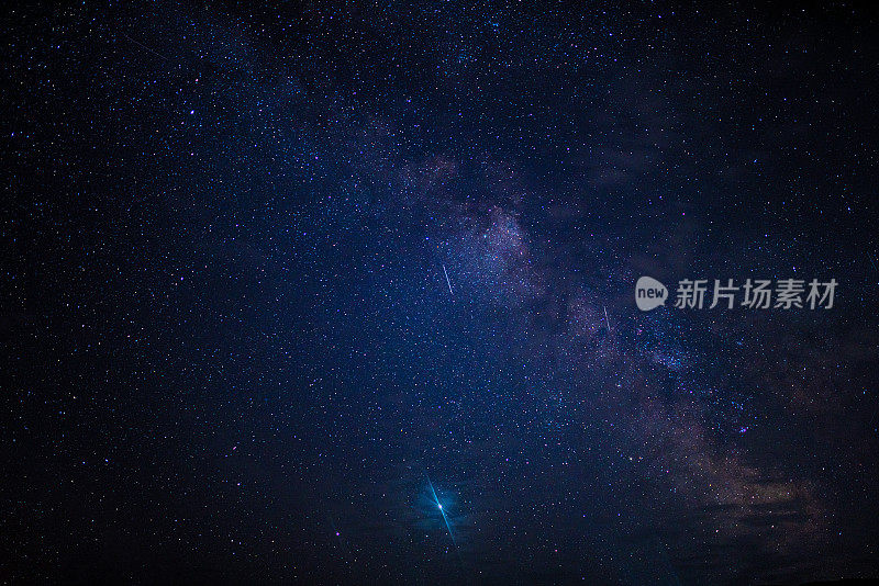 夜空中有美丽多彩的银河和明亮的星星