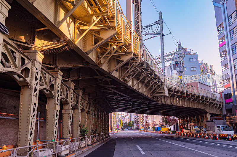 日本。东京。铁路桥从公路上方伸出。东京清晨全景。高速公路oJapan。东京的城市。日本城市指南。桥是金属做的。日本道路建筑