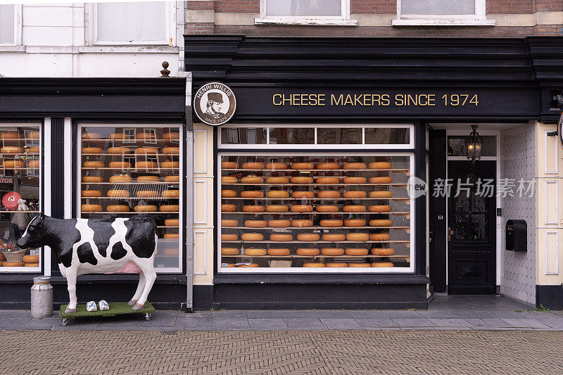 2023年5月6日，荷兰代尔夫特。代尔夫特市中心广场上的一家奶酪店。代尔夫特是荷兰的一个村庄，以其代尔夫特蓝陶器而闻名，非常受游客欢迎