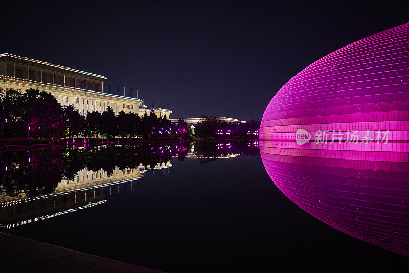 中国北京国家大剧院与人民大会堂的夜景