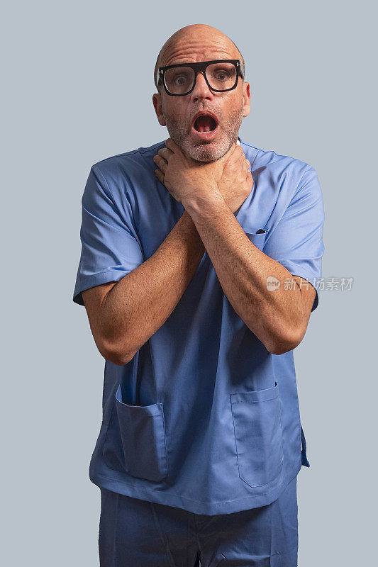 一个物理治疗师的肖像，穿着浅蓝色的长袍，双手掐着脖子。