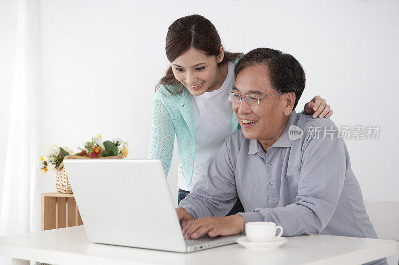 父亲,女儿,使用笔记型计算机