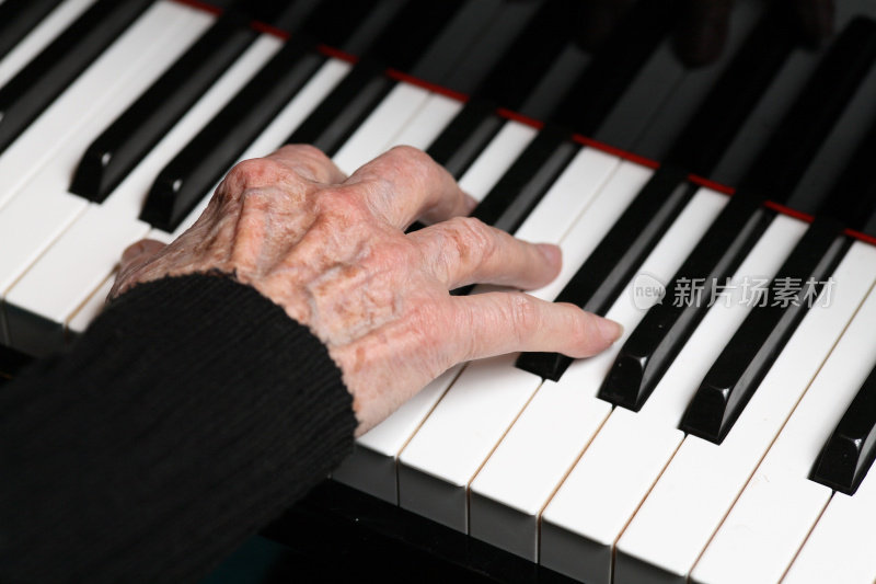 老年人的钢琴家