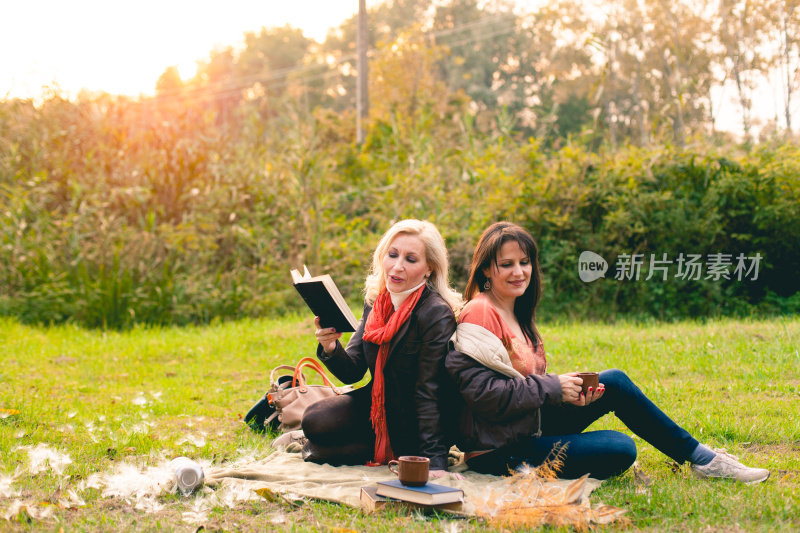 两个女人在公园里看书。
